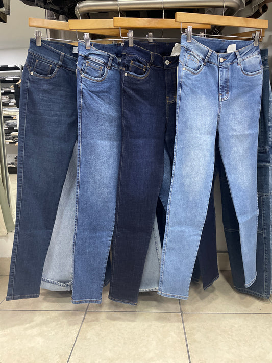 JEANS LEVANTA COLA