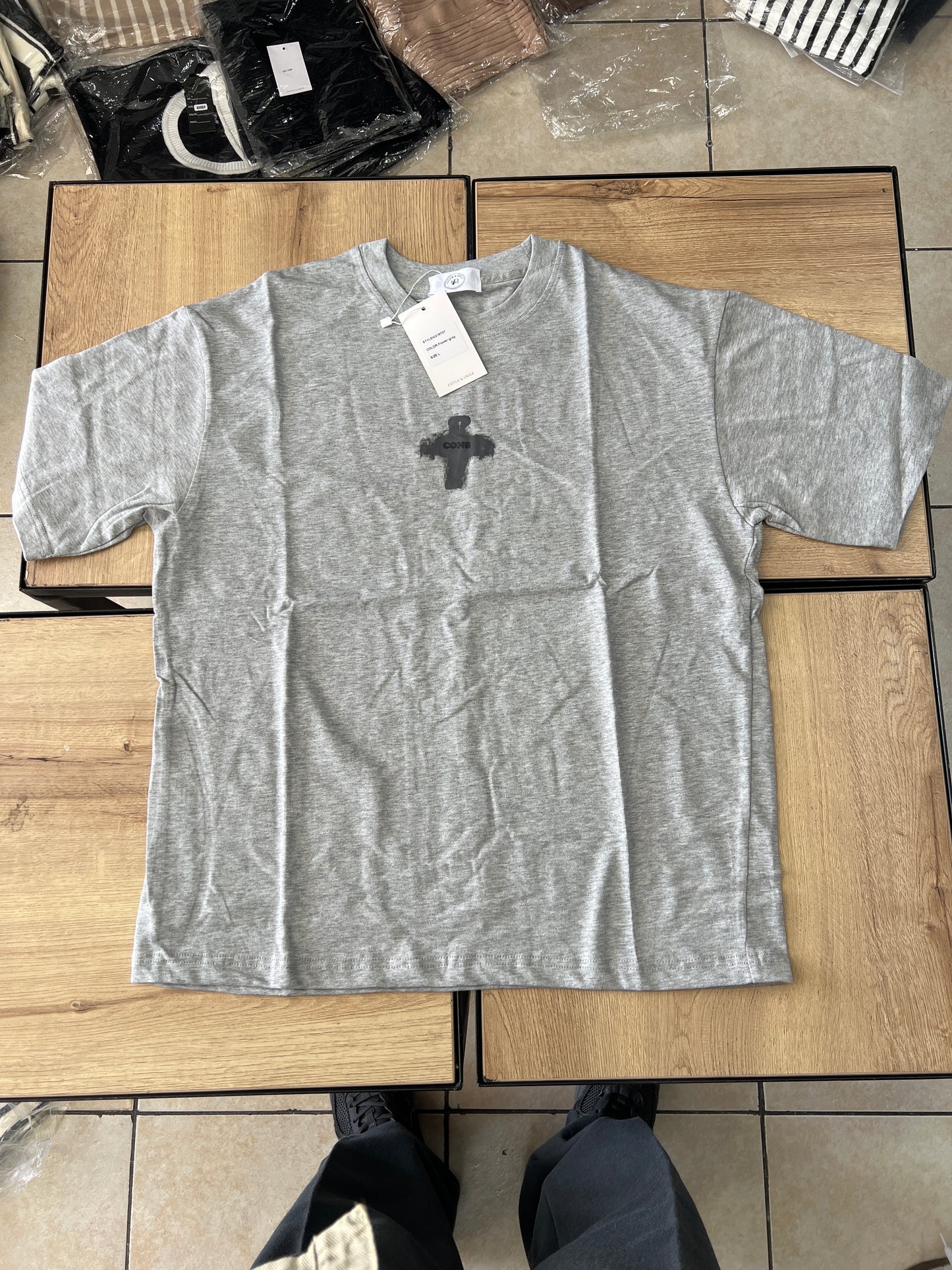 CAMISETA CON GRIS