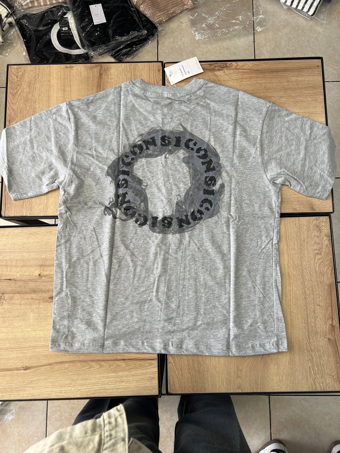CAMISETA CON GRIS